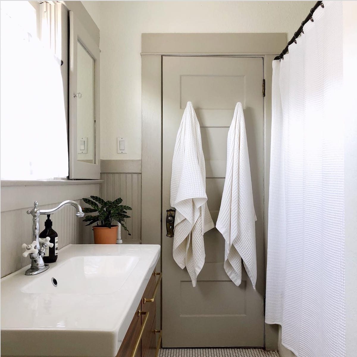 sherwin williams memorable gray on trim and doors in a bathroom
