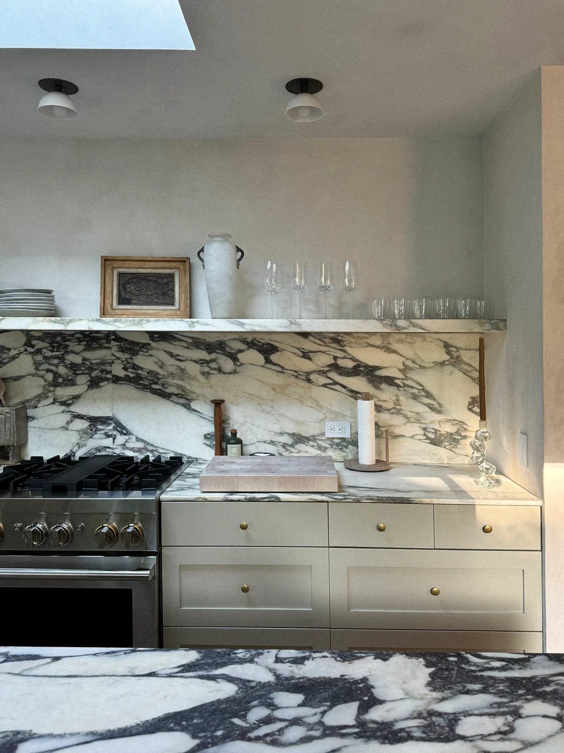 marble kitchen backsplash with shelf ledge