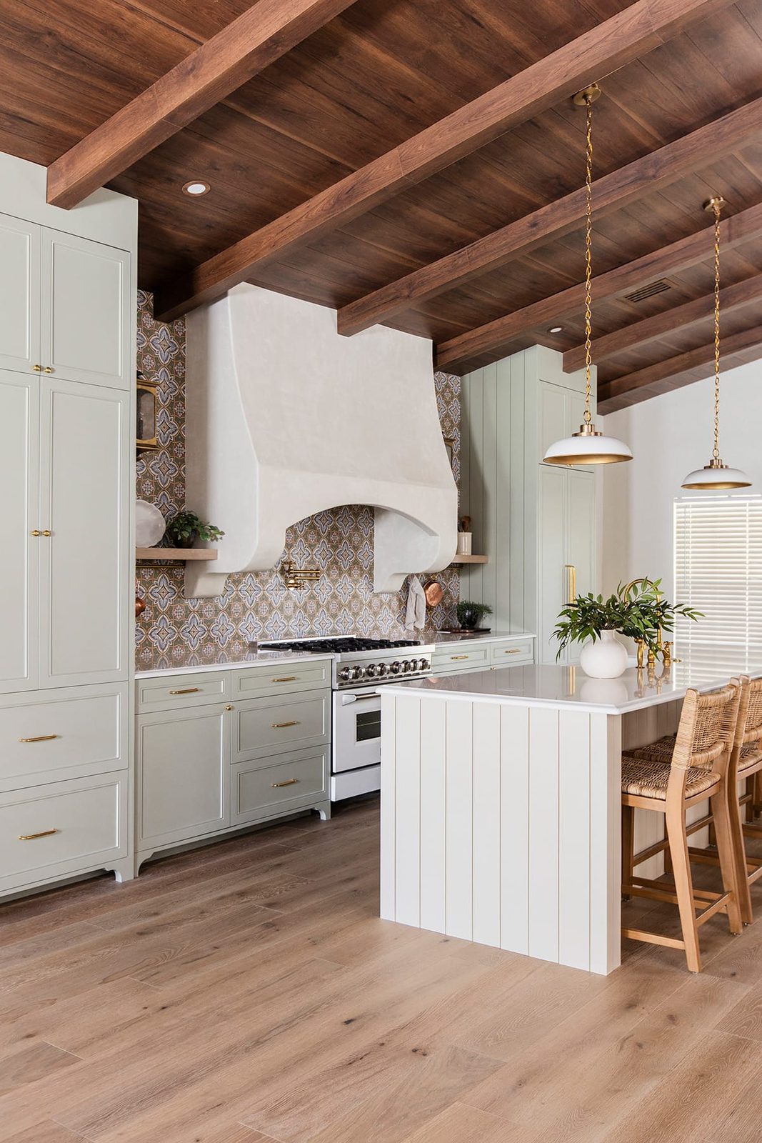 modern mediterranean style kitchen