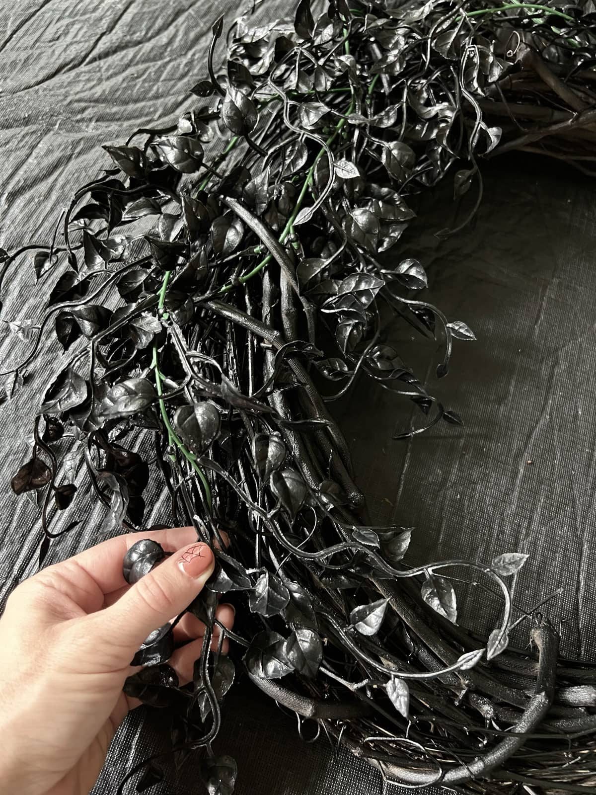 diy black ivy halloween wreath