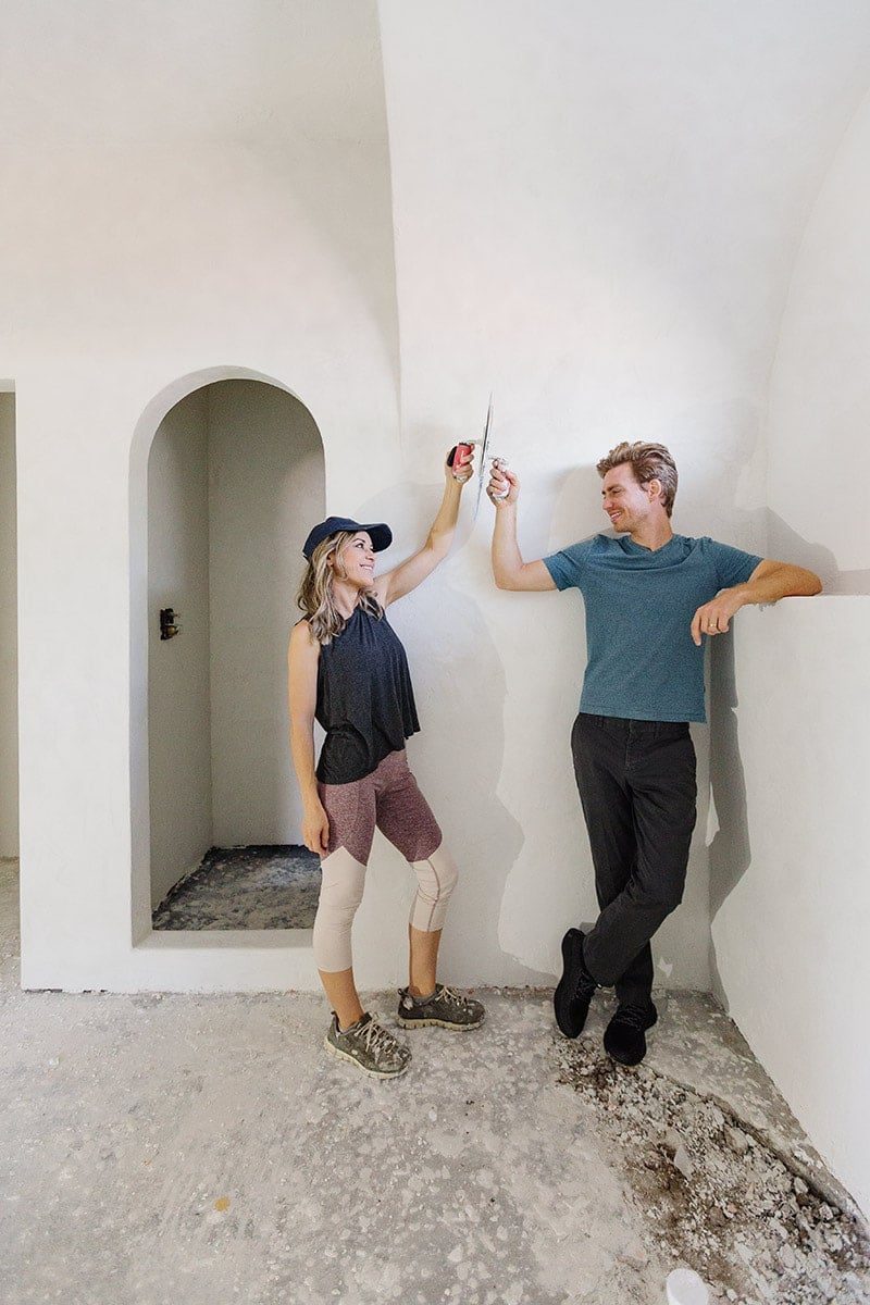 DIY concrete bathroom walls with Microcement