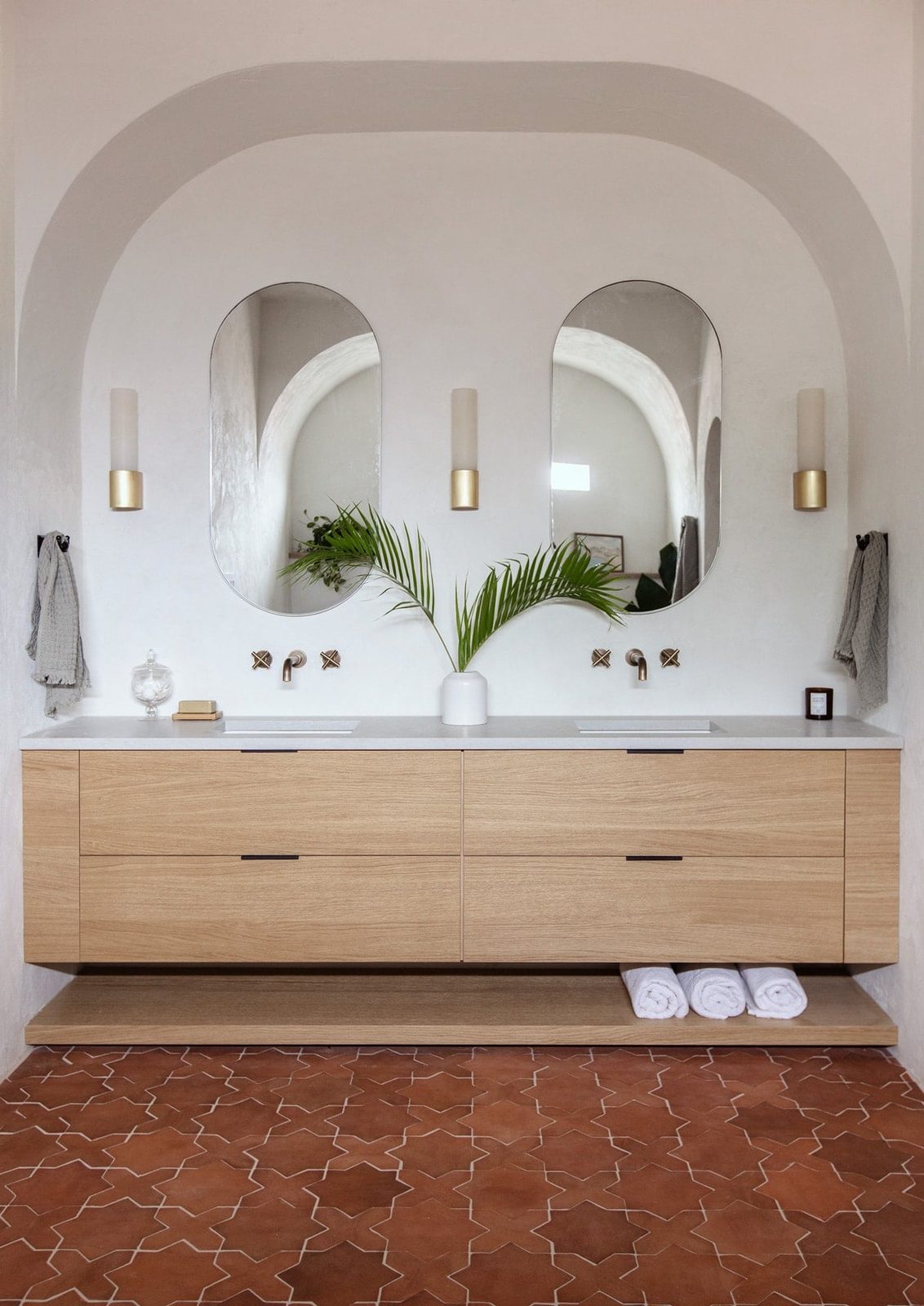 modern mediterranean bathroom inspo